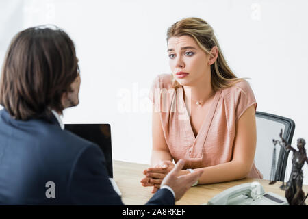 Avocat parler avec colère woman sitting in office Banque D'Images