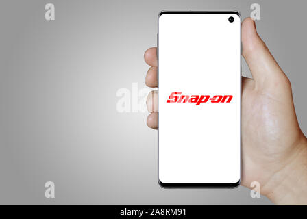 Logo de compagnie publique Snap-on affiche sur un smartphone. Fond gris. Credit : PIXDUCE Banque D'Images