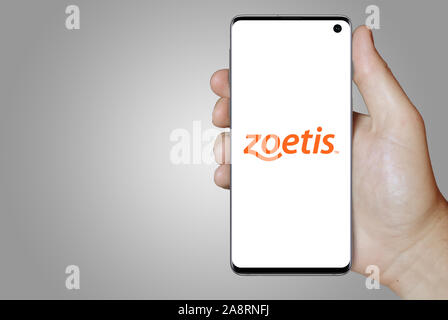 Logo de compagnie publique Zoetis affichée sur un smartphone. Fond gris. Credit : PIXDUCE Banque D'Images