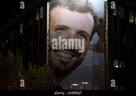 Madrid, Espagne. Novembre 10th, 2019. Partido Popular (Parti Populaire) bâtiment du siège, pendant la nuit, montrant une grande banderole avec la photo du candidat Pablo Casado. Credit : Marcos del Mazo/Alamy Live News Banque D'Images