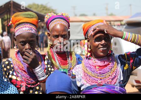 (191110) -- Nikki (Bénin), le 10 novembre 2019 (Xinhua) -- Les femmes en costumes traditionnels sont vus au cours de la Gaani Festival à Nikki, Bénin, 9 novembre 2019. Les deux jours de festival, des danses tribales traditionnelles et spectacles équestres. C'est le festival le plus important de la population Bariba du Bénin et est conçu pour célébrer la victoire et la joie. (Photo par Zounyekpe Seraphin/Xinhua) Banque D'Images