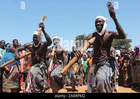 (191110) -- Nikki (Bénin), le 10 novembre 2019 (Xinhua) -- la population locale au cours de la Gaani de danse Festival à Nikki, Bénin, 9 novembre 2019. Les deux jours de festival, des danses tribales traditionnelles et spectacles équestres. C'est le festival le plus important de la population Bariba du Bénin et est conçu pour célébrer la victoire et la joie. (Photo par Zounyekpe Seraphin/Xinhua) Banque D'Images