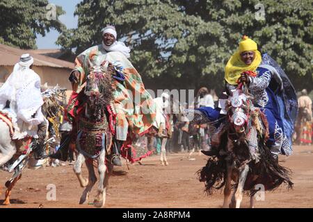 (191110) -- Nikki (Bénin), le 10 novembre 2019 (Xinhua) -- les gens effectuer horse show lors de la Gaani Festival à Nikki, Bénin, 9 novembre 2019. Les deux jours de festival, des danses tribales traditionnelles et spectacles équestres. C'est le festival le plus important de la population Bariba du Bénin et est conçu pour célébrer la victoire et la joie. (Photo par Zounyekpe Seraphin/Xinhua) Banque D'Images