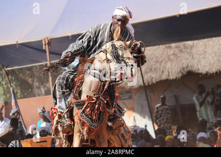 (191110) -- Nikki (Bénin), le 10 novembre 2019 (Xinhua) -- un homme exécute l'événement pendant l'Gaani Festival à Nikki, Bénin, 9 novembre 2019. Les deux jours de festival, des danses tribales traditionnelles et spectacles équestres. C'est le festival le plus important de la population Bariba du Bénin et est conçu pour célébrer la victoire et la joie. (Photo par Zounyekpe Seraphin/Xinhua) Banque D'Images