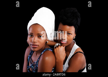 Deux soeurs afro-américain sur fond de portraits en tête Foulards Banque D'Images