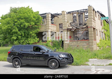 La police de Detroit Gang Enforcement véhicule à l'extérieur des immeubles en ruines, Detroit, Michigan, USA Banque D'Images