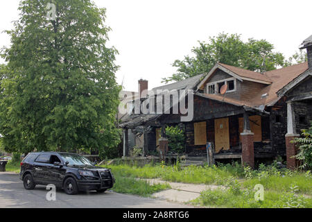 Véhicule de police de Detroit à l'extérieur des immeubles en ruines, Detroit, Michigan, USA Banque D'Images