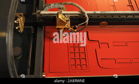 Le découpage au laser haute précision du faisceau sur un carton. Machine moderne de technologie industrielle coupe de carton. Gravure laser industriel. Laser CNC. Banque D'Images