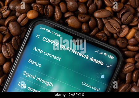 Un smartphone avec un écran de connexion au réseau Wi-Fi 'Café se situe sur les grains de café. Concept d'accès à l'internet mobile dans le café. Banque D'Images
