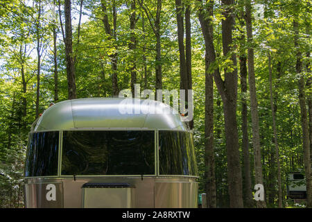 Vue avant de la caravane Airstream dans un camping (pas de logo, logo publié) Banque D'Images