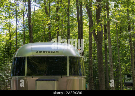 Vue de face de Airstream Trailer sur un camping, sites de camping-car, Camping du Lac Lyster : 1 septembre 2019 - Coaticook, Québec, Canada; Caravanning Banque D'Images