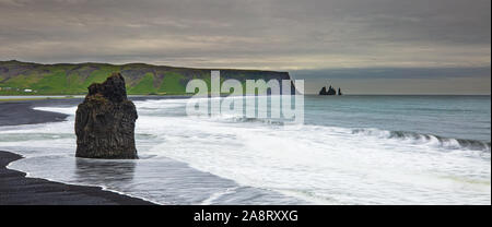 Islande : paysage plage Reynisfjara qui jouit view point Dyrholaey. Islande célèbre plage de sable noir sur le Sud de l'Islande. Nature paysage islandais attraction touristique destination. Banque D'Images
