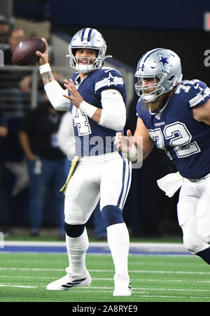 Arlington, États-Unis. 10 Nov, 2019. Le quart-arrière des Cowboys de Dallas Dak Prescott (4) lance contre les Vikings du Minnesota au cours de leur jeu NFL AT&T Stadium à Arlington, Texas le dimanche, Novembre 10, 2019. Photo par Ian Halperin/UPI UPI : Crédit/Alamy Live News Banque D'Images