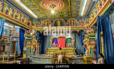 PUDUCHERRY (Pondichéry)/Inde 24 FÉVRIER 2018 : fidèles s'asseoir au pied d'un lieu saint à l'intérieur de Manakula Vinayagar Temple. Banque D'Images