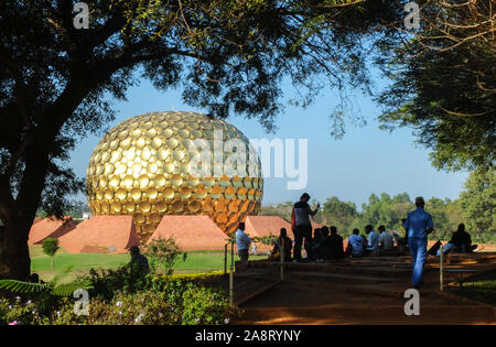 Le Matrimandir ou Temple mère, représente le centre spirituel,créé par la mère de l'Ashram de Sri Aurobindo en 1971. Banque D'Images