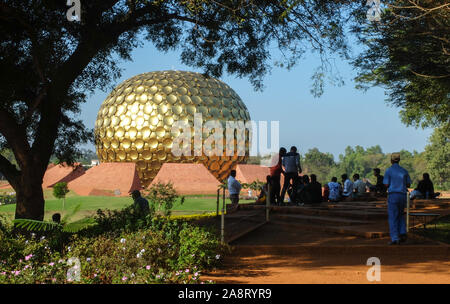 Le Matrimandir ou Temple mère, représente le centre spirituel,créé par la mère de l'Ashram de Sri Aurobindo en 1971. Banque D'Images