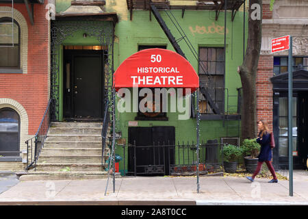 13th Street Theatre, 50 West 13th St, New York, NY. Façade extérieure d'un théâtre dans une maison historique dans le quartier de Greenwich Village. Banque D'Images