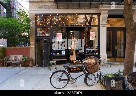 Buvette, 42 Grove Street ; New York ; NY. Façade extérieure d'un restaurant français, bar à vin dans le quartier West Village de Manhattan. Banque D'Images