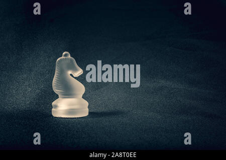 Forsted échecs de chevalier en verre blanc sur fond dramatique Banque D'Images