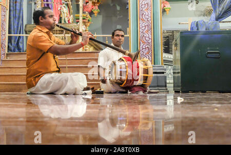 PUDUCHERRY (Pondichéry)/Inde 24 FÉVRIER 2018:musiciens jouer de la musique traditionnelle parmi les visiteurs et les dévots à l'intérieur de Manakula Vinayagar Temple. Banque D'Images