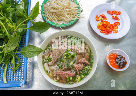 High angle view photo du Viêt Nam Pho soupe aux nouilles boeuf Banque D'Images