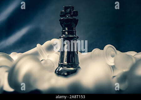 Roi noir gagne détruit l'attaque blanche des échecs Banque D'Images