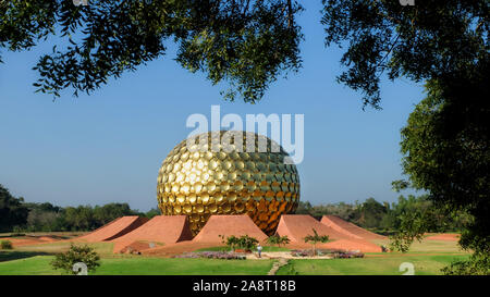 Le Matrimandir ou Temple mère, représente le centre spirituel,créé par la mère de l'Ashram de Sri Aurobindo en 1971. Banque D'Images