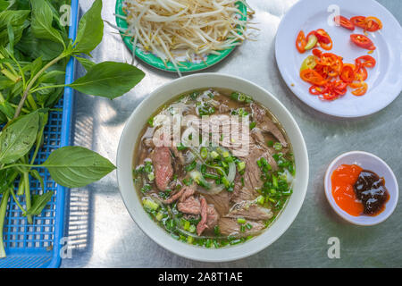 Photo vue de dessus de la viande délicieuse soupe de nouilles Pho vietnamien Banque D'Images