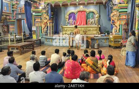 PUDUCHERRY (Pondichéry)/Inde 24 FÉVRIER 2018 : fidèles s'asseoir au pied d'un lieu saint à l'intérieur de Manakula Vinayagar Temple. Banque D'Images