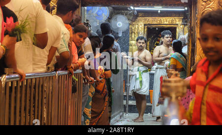 PUDUCHERRY (Pondichéry)/Inde 24 FÉVRIER 2018:adorateurs en file d'attente jusqu'à l'intérieur de Manakula Vinayagar Temple pour recevoir les bénédictions et donner des cadeaux à un shr saint Banque D'Images