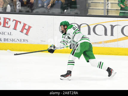 Le 9 novembre 2019 Lutte contre le défenseur du Dakota Hawks (24 Bernard-Docker Jacob) déclenche un shot NCAA lors d'un match de hockey entre l'Université de Miami RedHawks et l'Université du Dakota du Nord, la lutte contre les Éperviers de Ralph Engelstad Arena à Grand Forks, ND. Dakota du Nord a gagné 5-4. Photo par Russell Hons/CSM Banque D'Images