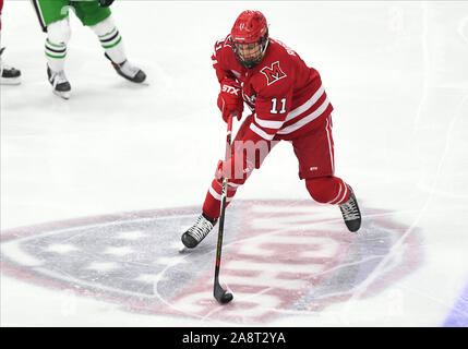 9 novembre 2019 joueur Miami RedHawks Rourke Russell (11) Patins à la rondelle lors d'un match de hockey NCAA entre l'Université de Miami RedHawks et l'Université du Dakota du Nord, la lutte contre les Éperviers de Ralph Engelstad Arena à Grand Forks, ND. Dakota du Nord a gagné 5-4. Photo par Russell Hons/CSM Banque D'Images