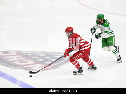 9 novembre 2019 Miami RedHawks avant Casey Gilling (39) Patins la rondelle jusqu'au cours d'une glace NCAA men's match de hockey entre l'Université de Miami RedHawks et l'Université du Dakota du Nord, la lutte contre les Éperviers de Ralph Engelstad Arena à Grand Forks, ND. Dakota du Nord a gagné 5-4. Photo par Russell Hons/CSM Banque D'Images