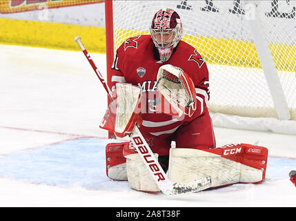 9 novembre 2019 Miami RedHawks Ryan Larkin gardien (31) fait une sauvegarde dans la deuxième période d'un NCAA men's match de hockey entre l'Université de Miami RedHawks et l'Université du Dakota du Nord, la lutte contre les Éperviers de Ralph Engelstad Arena à Grand Forks, ND. Dakota du Nord a gagné 5-4. Photo par Russell Hons/CSM Banque D'Images