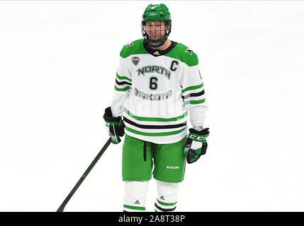 Le 9 novembre 2019 Lutte contre le défenseur du Dakota Hawks Colton Poolman (6) patins sur la glace pendant un match de hockey NCAA Miami RedHawks entre l'université et l'Université du Dakota du Nord, la lutte contre les Éperviers de Ralph Engelstad Arena à Grand Forks, ND. Dakota du Nord a gagné 5-4. Photo par Russell Hons/CSM Banque D'Images