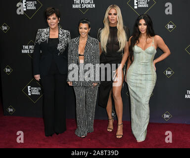 Santa Monica, USA. 10 Nov 2019. Kris Jenner, Kourtney Kardashian, Khloe Kardashian, Kim Kardashian. 2019 People's Choice Awards s'est tenue au Barker Hangar. Crédit photo : Birdie Thompson/AdMedia /MediaPunch MediaPunch Crédit : Inc/Alamy Live News Banque D'Images