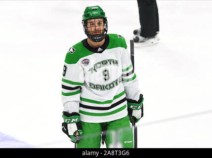 9 novembre 2019 La lutte contre l'avant du Dakota Hawks Dixon Bowen (9) patins sur la glace pendant un match de hockey NCAA Miami RedHawks entre l'université et l'Université du Dakota du Nord, la lutte contre les Éperviers de Ralph Engelstad Arena à Grand Forks, ND. Dakota du Nord a gagné 5-4. Photo par Russell Hons/CSM Banque D'Images