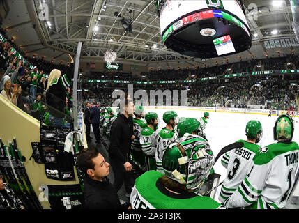 9 novembre 2019 Dakota du Nord les joueurs commencent à quitter le banc après la fin d'un NCAA men's match de hockey entre l'Université de Miami RedHawks et l'Université du Dakota du Nord, la lutte contre les Éperviers de Ralph Engelstad Arena à Grand Forks, ND. Dakota du Nord a gagné 5-4. Photo par Russell Hons/CSM Banque D'Images