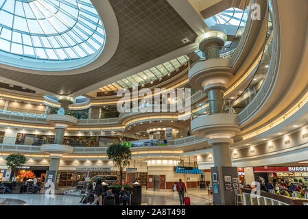 L'Aéroport International de Hartsfield-Jackson Atlanta terminal domestique atrium à Atlanta, Géorgie. (USA) Banque D'Images