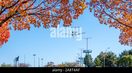 Avions de transport de passagers de l'approche à l'atterrissage à l'aéroport international Hartsfield-Jackson d'Atlanta dans un beau jour d'automne à Atlanta, Géorgie. (USA) Banque D'Images
