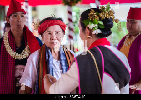 Spirit dance (Fon Phee) l'âme de Lanna dans le nord de la Thaïlande. Les gens croient que l'esprit puisse apporte la fertilité et la paix dans la vie quotidienne. Banque D'Images