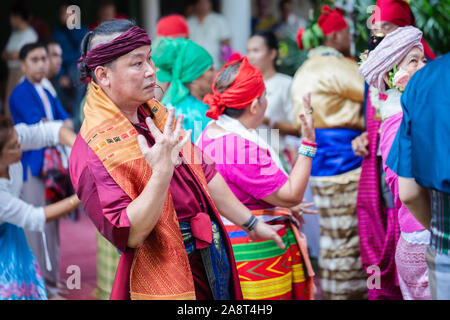 Spirit dance (Fon Phee) l'âme de Lanna dans le nord de la Thaïlande. Les gens croient que l'esprit puisse apporte la fertilité et la paix dans la vie quotidienne. Banque D'Images