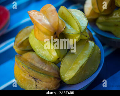 Averrhoa carambola est une espèce d'arbre dans la famille Oxalidaceae tropical originaire d'Asie du sud-est ;[1] Il a un certain nombre de noms communs, y compris la location Banque D'Images