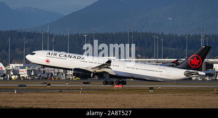 Richmond, Colombie-Britannique, Canada. Nov 7, 2019. Un Airbus A330-300 d'Air Canada (C-GEFA) wide-body avion de ligne décolle de l'Aéroport International de Vancouver. Credit : Bayne Stanley/ZUMA/Alamy Fil Live News Banque D'Images