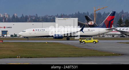 Richmond, Colombie-Britannique, Canada. Nov 7, 2019. Un Delta Air Lines Boeing 737-900ER (N928UA) Avion de ligne mono-couloir décolle de l'Aéroport International de Vancouver. Credit : Bayne Stanley/ZUMA/Alamy Fil Live News Banque D'Images