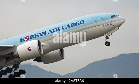 Richmond, Colombie-Britannique, Canada. Nov 8, 2019. Un Boeing 777 de Korean Air Cargo-FB5 (HL8285) air cargo freighter airborne après le décollage. Credit : Bayne Stanley/ZUMA/Alamy Fil Live News Banque D'Images