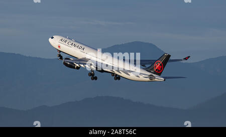 Richmond, Colombie-Britannique, Canada. Nov 7, 2019. Un Airbus A330-300 d'Air Canada (C-GEFA) wide-body avion de ligne décolle de l'Aéroport International de Vancouver. Credit : Bayne Stanley/ZUMA/Alamy Fil Live News Banque D'Images