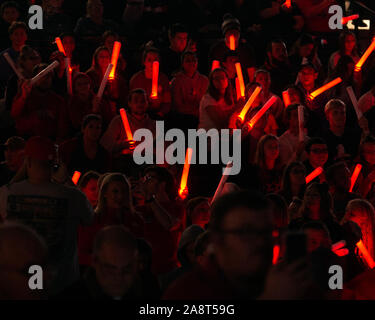 Columbus, Ohio, USA. 10 Nov, 2019. Ohio State Buckeye fans avant le match entre l'état de l'Ohio et Stanford dans leur match à l'Covelli Centre à Columbus, Ohio. Credit : csm/Alamy Live News Banque D'Images