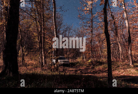 L'Azerbaïdjan, Xizi - Novembre 8, 2019 : SUV japonais dans la forêt d'automne sur une nuit de lune Banque D'Images