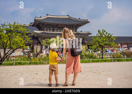 Mère et fils les touristes en Corée. Gyeongbokgung Palace motif à Séoul, Corée du Sud. Voyage Corée du concept. Voyager avec des enfants concept Banque D'Images